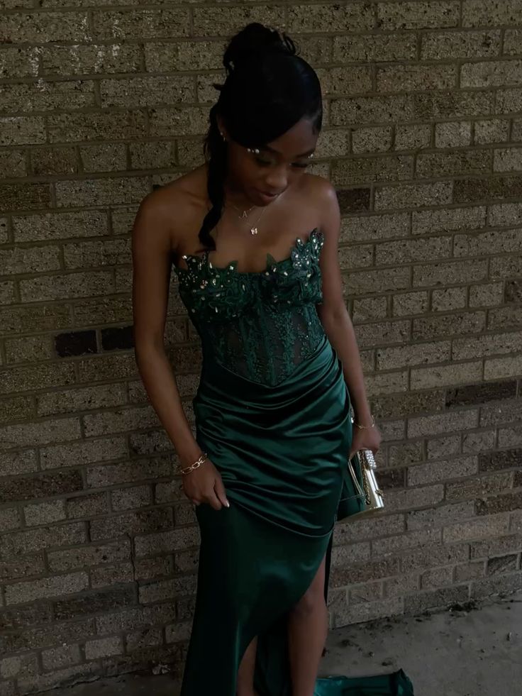 Robe de bal longue sirène vert foncé à décolleté cœur, bustier en dentelle perlée et fente, AB367