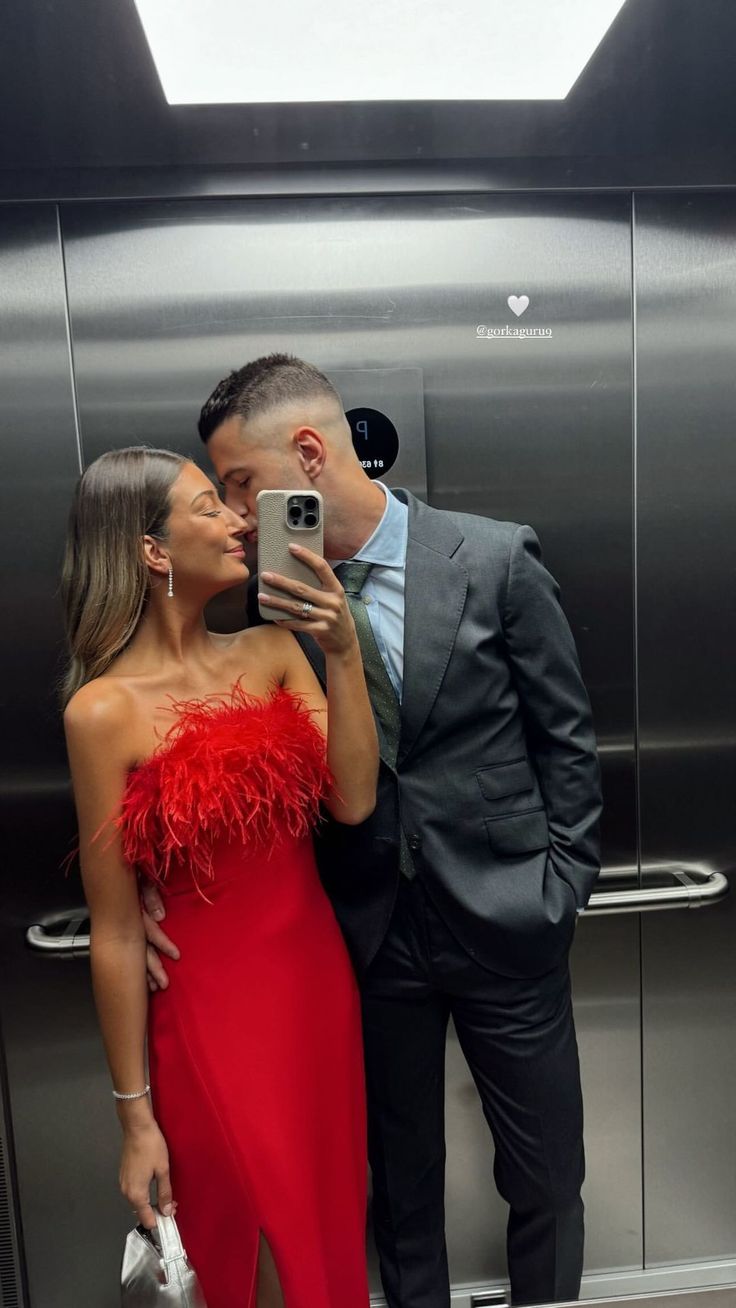 Robe de bal fourreau rouge sans manches à plumes, fendue, sans manches, sans manches, avec fente, idéale pour une soirée formelle ou une fête (AB422)