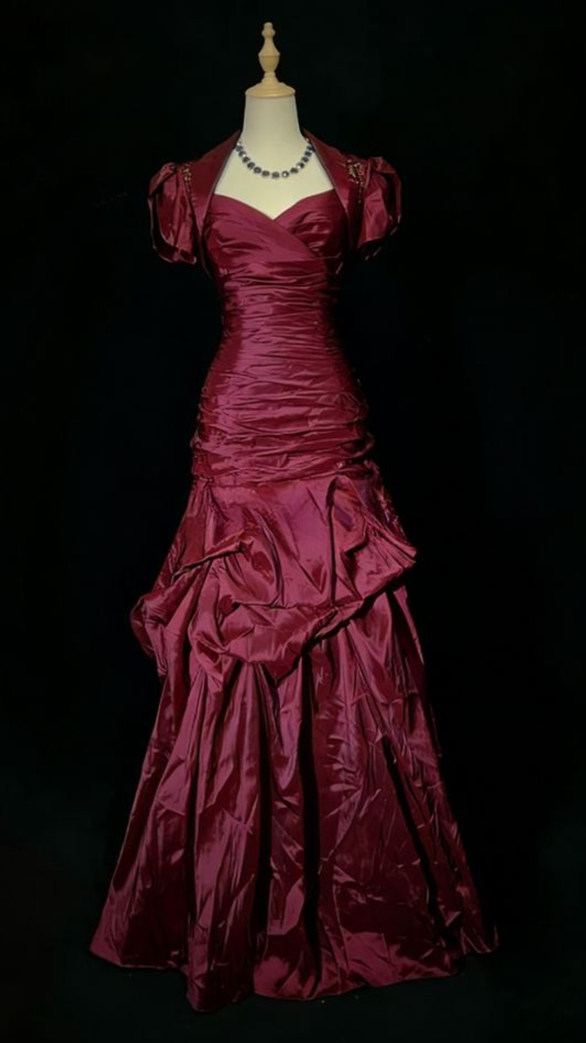 Wunderschönes Meerjungfrauen-Abendkleid mit Cape und Rüschen in Burgunderrot, Modell N1791