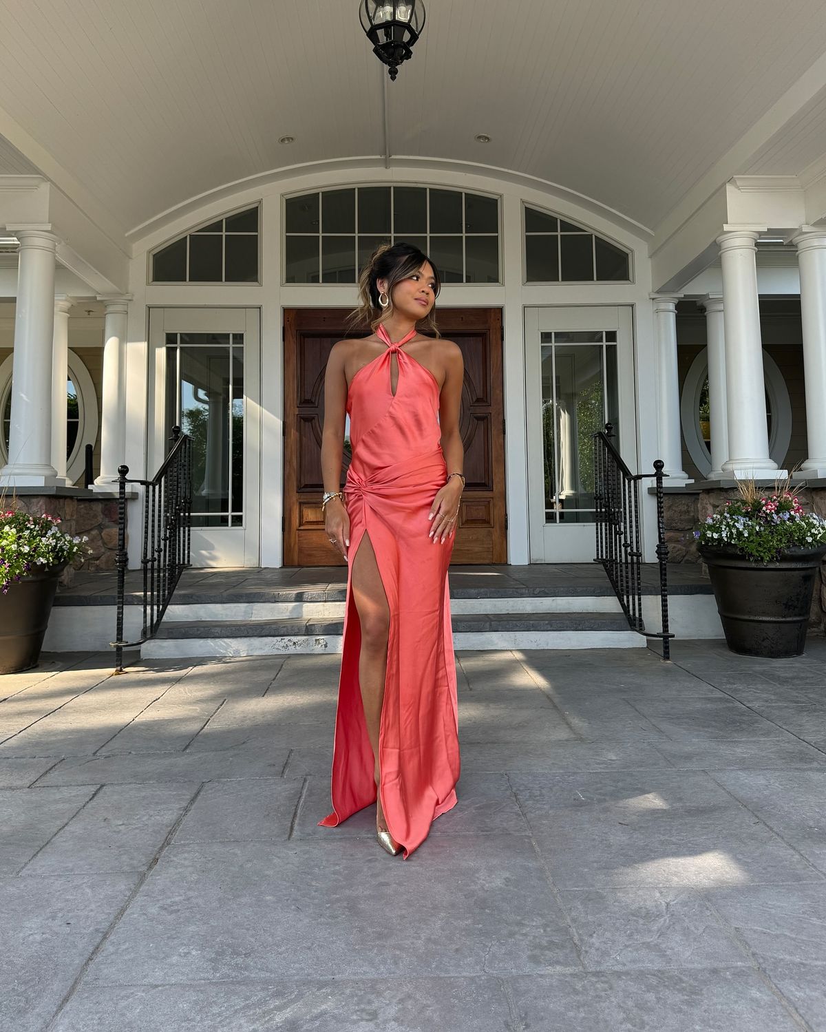 Einfaches Meerjungfrauen-Halterkleid aus korallenfarbenem Satin mit Schlitz – Inspiration für Sommer und Frühling – Langes Kleid für Hochzeitsgäste und Geburtstagsoutfits N1573