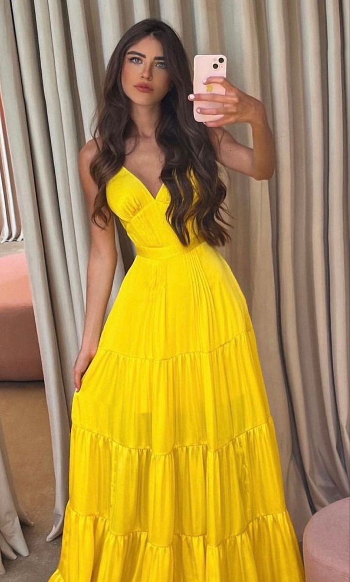 Robe de bal longue jaune satinée à fines bretelles et coupe trapèze, AB207