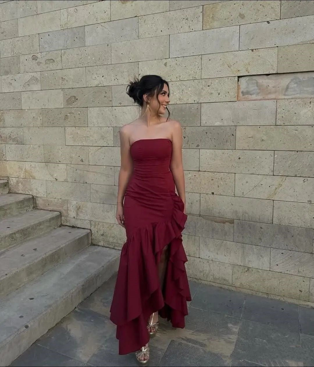 Robe de bal longue plissée en satin bordeaux, bustier, style sirène, simple, avec plis. Tenue de soirée pour un 20e anniversaire (N408)
