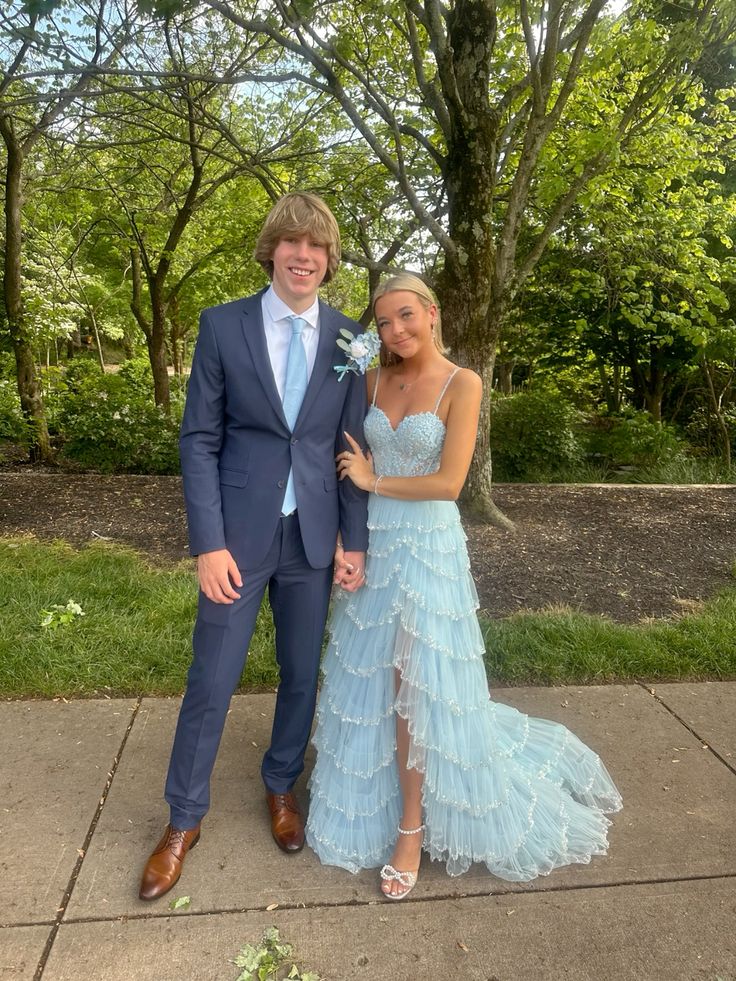 Elegantes, langes Abendkleid aus blauem Tüll mit Spaghettiträgern in A-Linie und Schlitz, auch als Halbball- oder formelles Abendkleid geeignet (Modell N603).