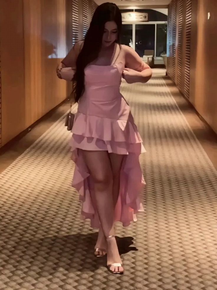 Elegantes, trägerloses, pinkfarbenes Maxikleid mit Rüschen und asymmetrischem Saum, ideal für Abschlussball und Abendveranstaltungen, z. B. zum 20. Geburtstag (N112).