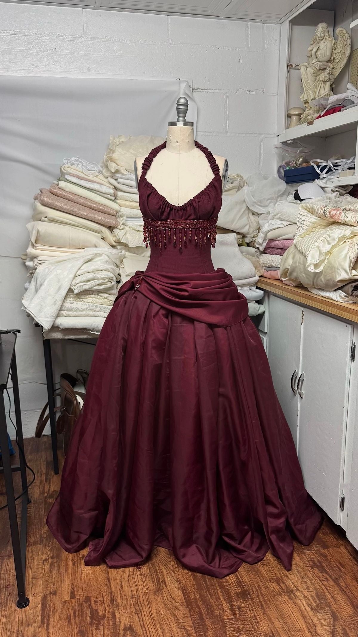 Niedliches langes Ballkleid mit Neckholder aus burgunderrotem Satin für Quinceañera, Geburtstag, Luxus, Sweet 15 oder 16 Geburtstag, Outfit N113