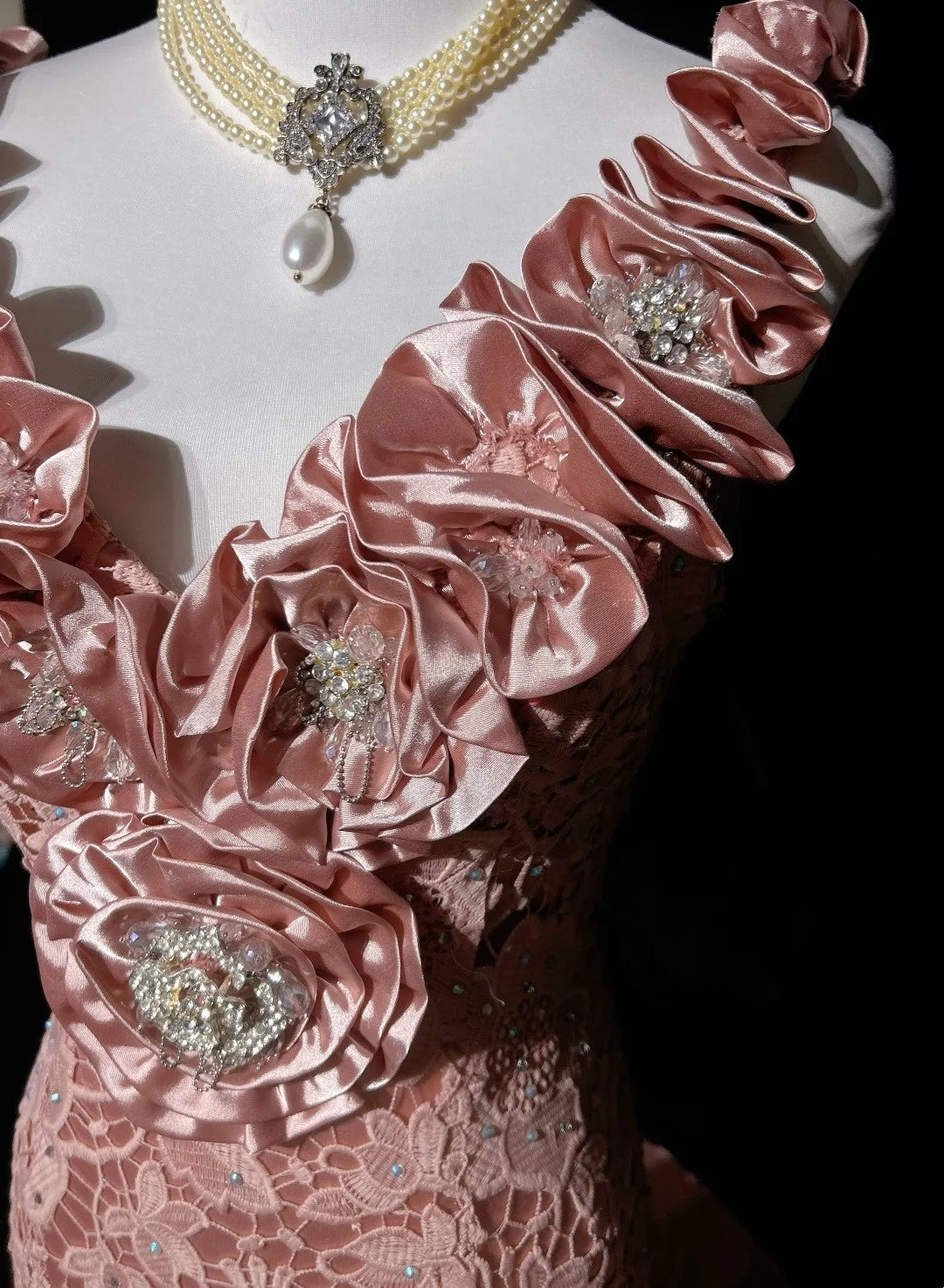 Vintage Meerjungfrauen-Abschlussballkleider mit V-Ausschnitt, rosa Spitze mit 3D-Blumen, lange Abendrobe aus den 1950er Jahren N2594