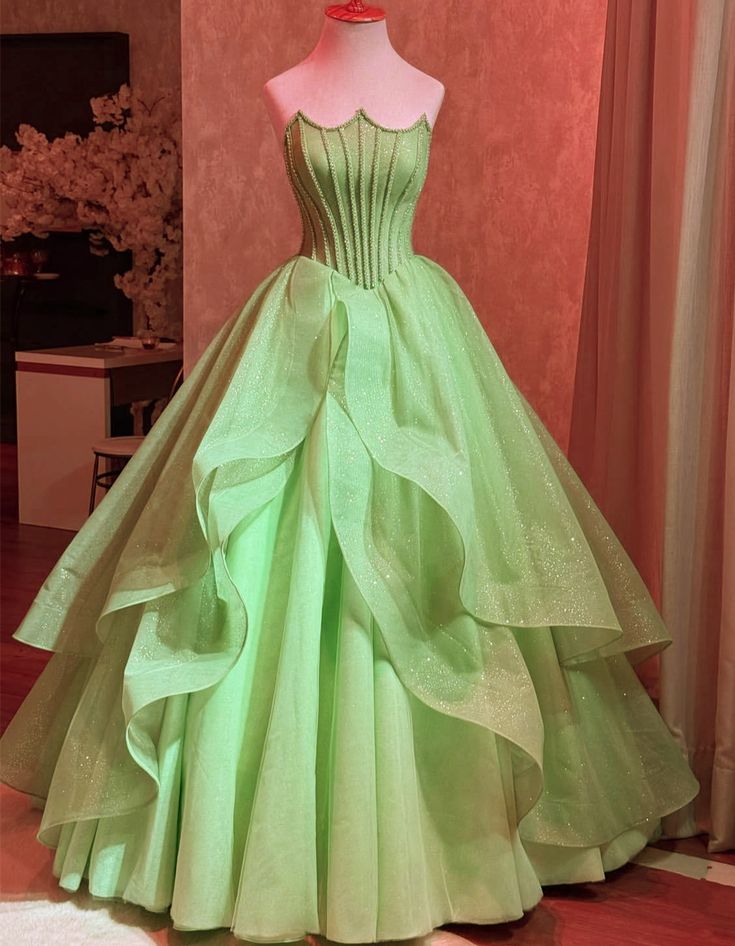Einzigartiges, trägerloses Ballkleid aus salbeigrünem Tüll mit mehrlagigem Design, ideal für Abschlussball, Quinceañera, Sweet 15, 16 oder Geburtstag (AB1104)