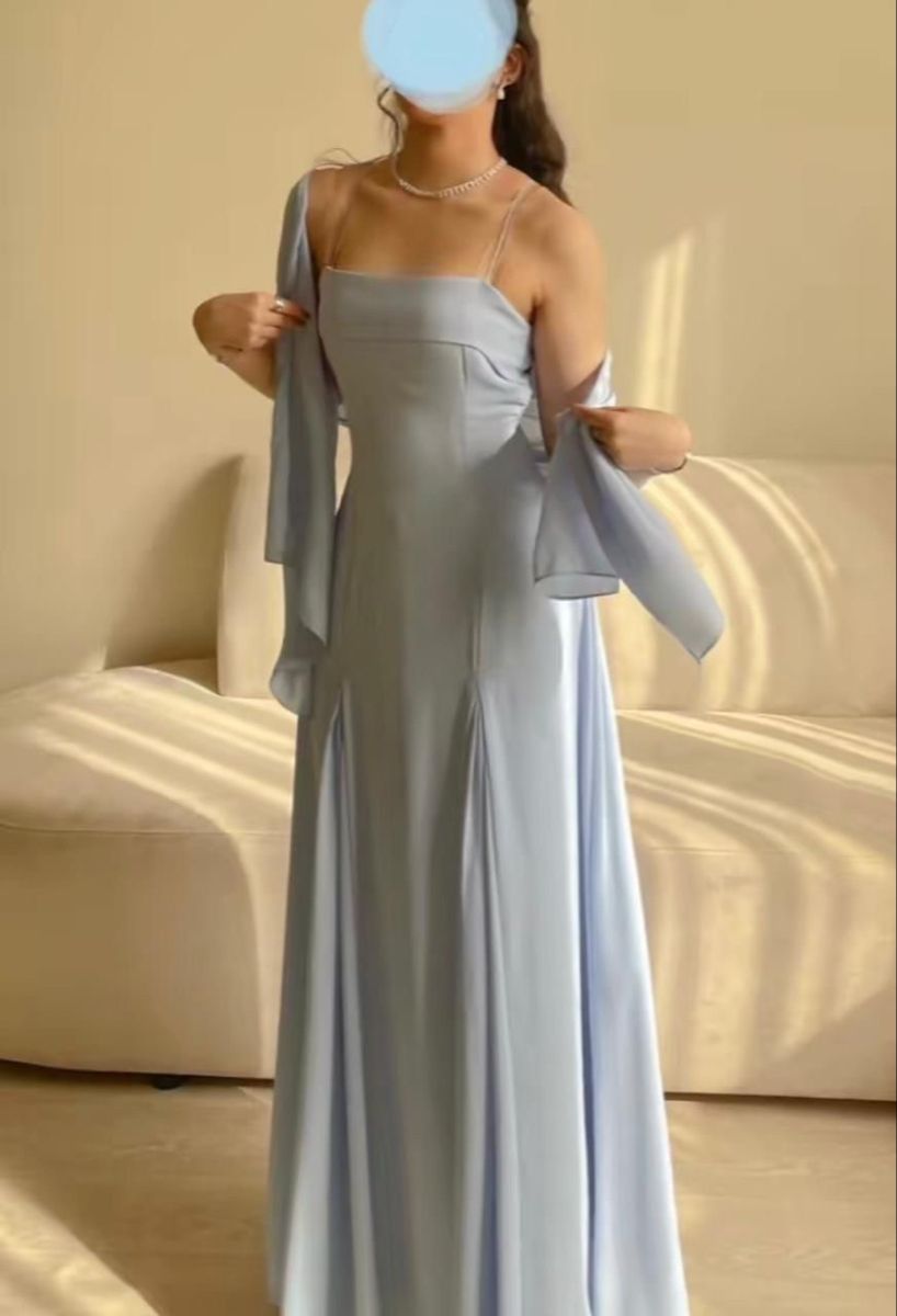 Schlichtes, langes, formelles Abendkleid aus hellblauem Chiffon mit Spaghettiträgern in A-Linie, ideal für festliche Anlässe wie Abschlussball oder Dinnerpartys (AB2063).