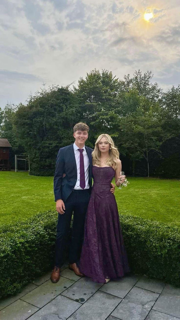 Elegantes Abendkleid im A-Linien-Stil mit Spaghettiträgern und weinroter Spitze – langes Ballkleid für Teenager (N1120)