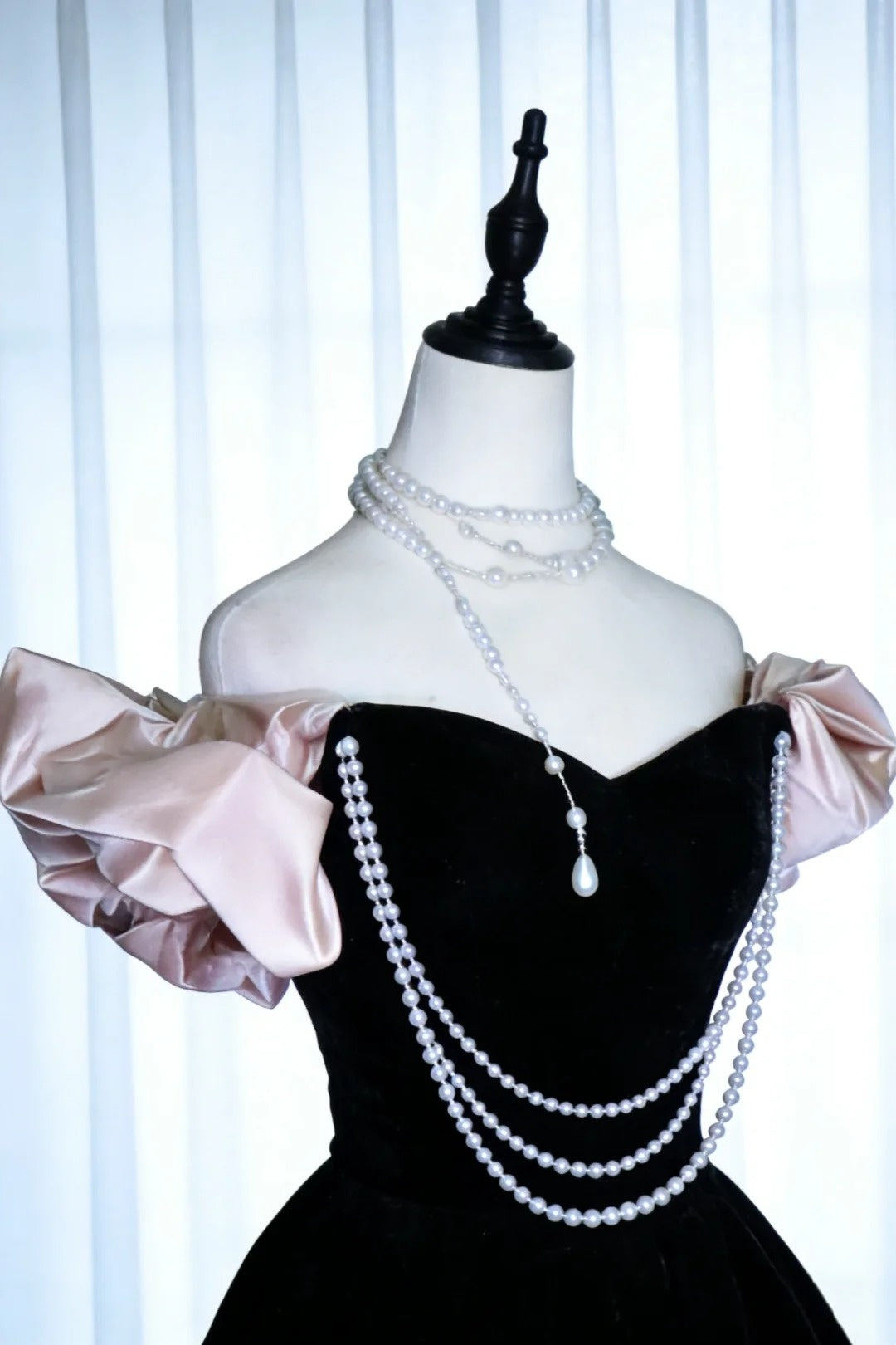 Bescheidene Ballkleider für den Abschlussball schulterfrei Satin Schwarz Rosa Satin mit Ärmeln Langes Quinceañera-Kleid N2964