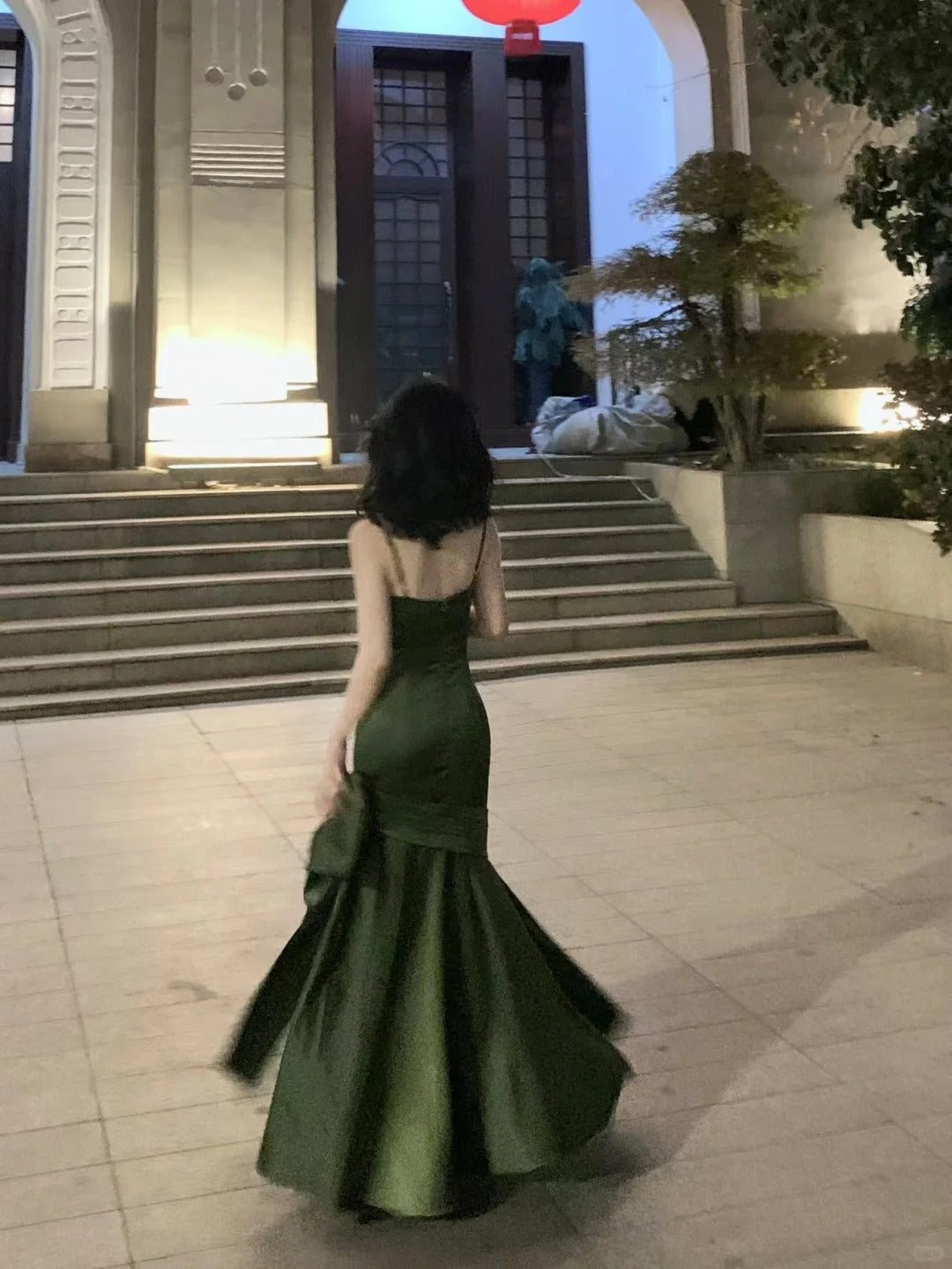 Atemberaubendes Meerjungfrauen-Abendkleid aus grünem Satin mit Spaghettiträgern und plissiertem Rock, langes Ballkleid N2822