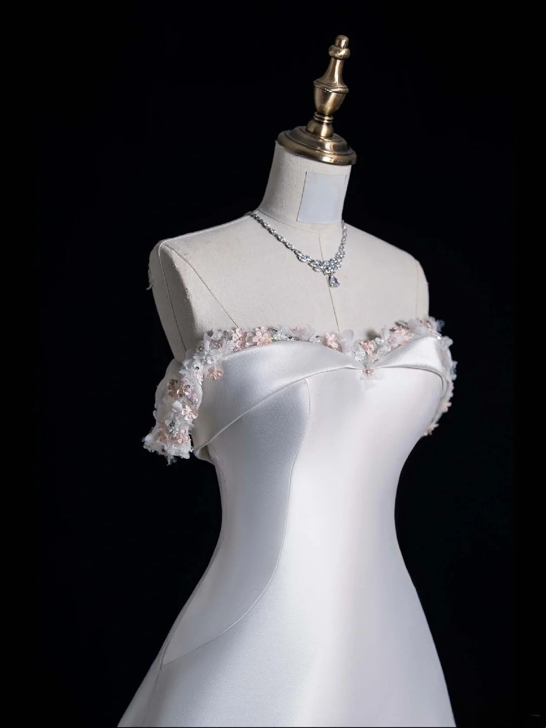 Märchenhaftes Fantasy-Hochzeitskleid, Ballkleid mit Herzausschnitt, Satin, weiß glitzernd, mit perlenbesetztem Oberteil und Schleppe, figurbetontes Brautkleid N649