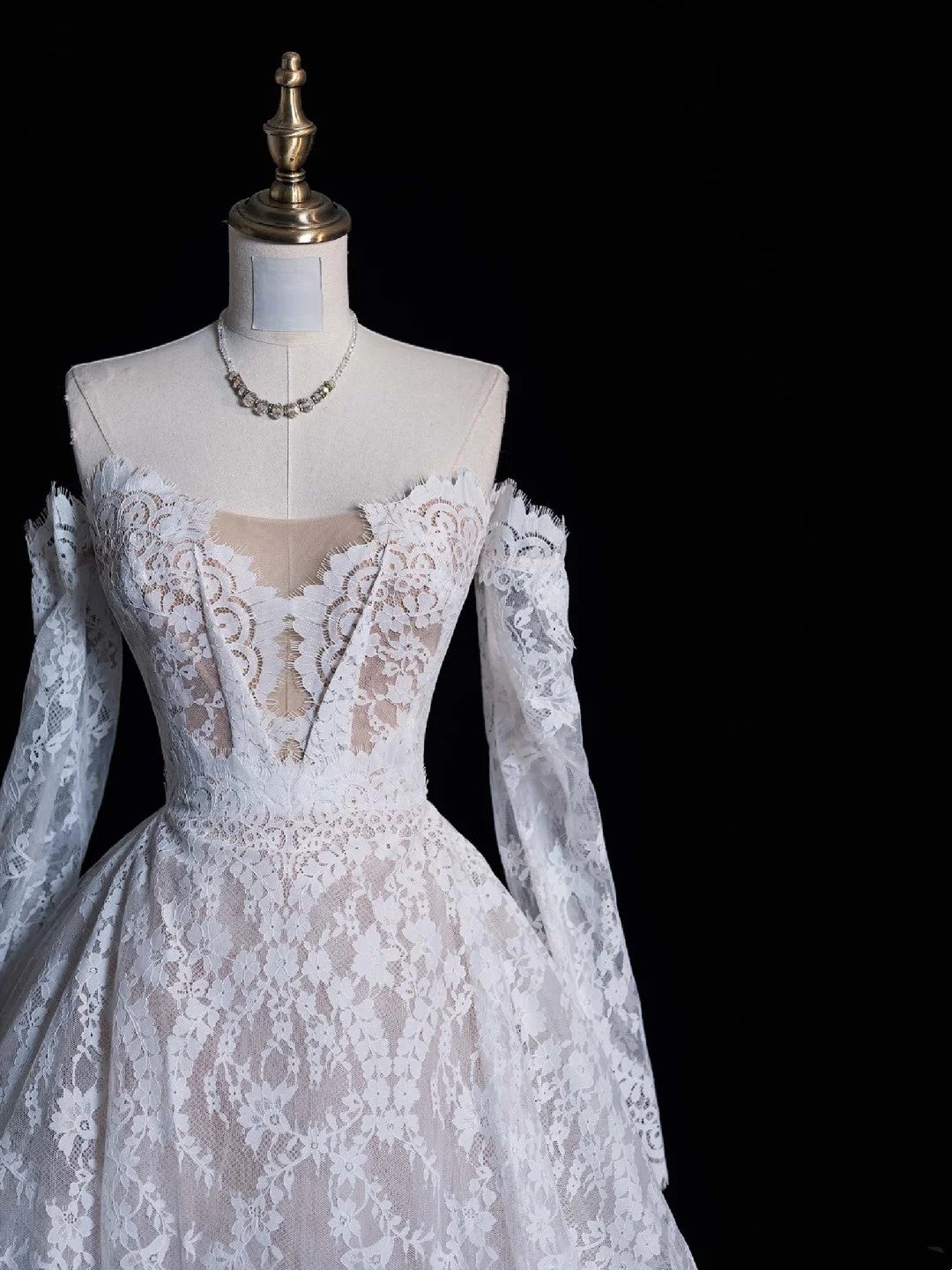 Märchenhaftes Fantasy-Hochzeitskleid, Ballkleid mit Herzausschnitt, Spitze, weiß, mit langen Ärmeln und Schleppe, figurbetontes Brautkleid N651