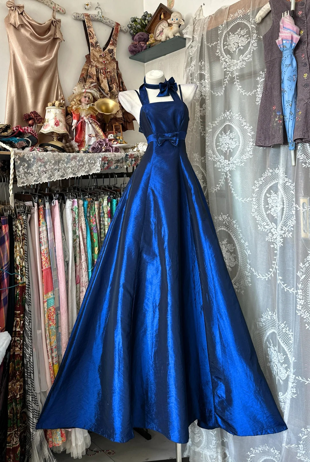 Elegantes, königsblaues Satin-Abendkleid in A-Linie mit Neckholder, ideal für festliche Anlässe wie Geburtstage, Partys und Abschlussbälle (Modell N1711)
