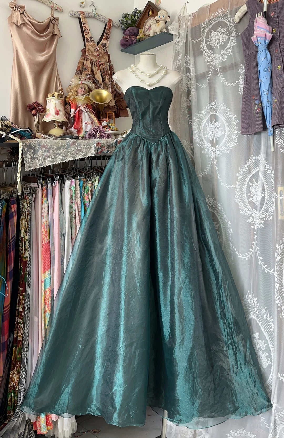 Robe de soirée élégante en organza vert, coupe A, décolleté cœur, idéale pour les fêtes d'anniversaire et les bals de fin d'année (N1713)