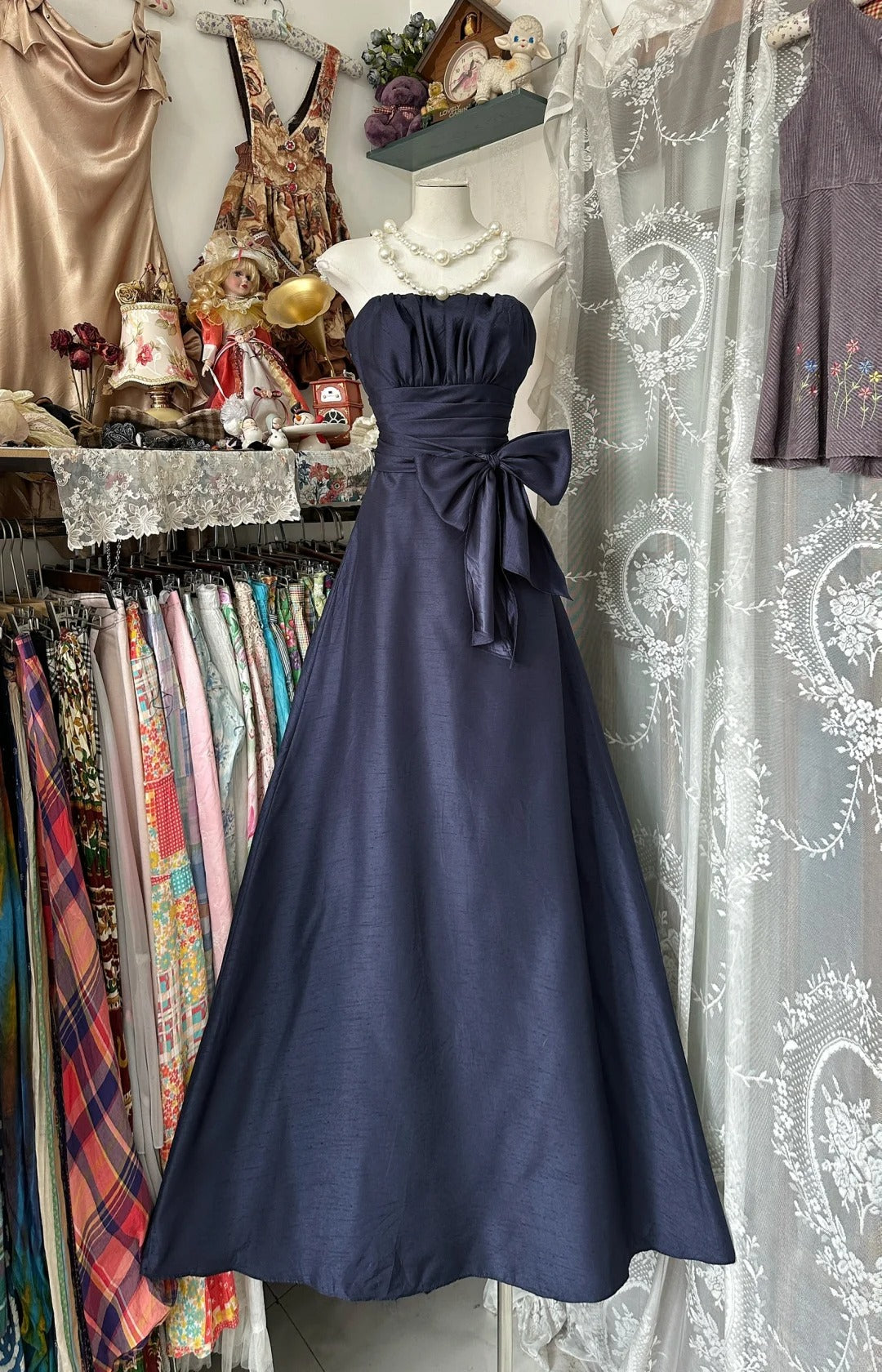 Robe de soirée élégante de style féerique, bustier, en satin bleu marine, idéale pour les fêtes d'anniversaire et les bals de fin d'année (N1714)