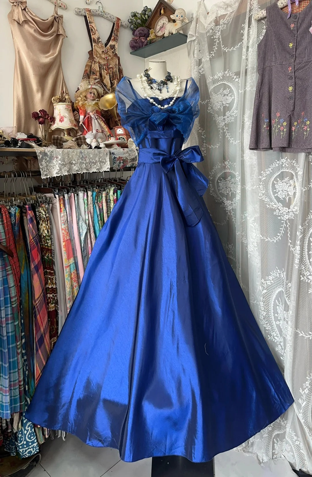 Elegantes, langes Abendkleid in A-Linie mit Spaghettiträgern in Königsblau – perfekt für festliche Anlässe wie Geburtstage, Partys und Abschlussbälle (Modell N1715)