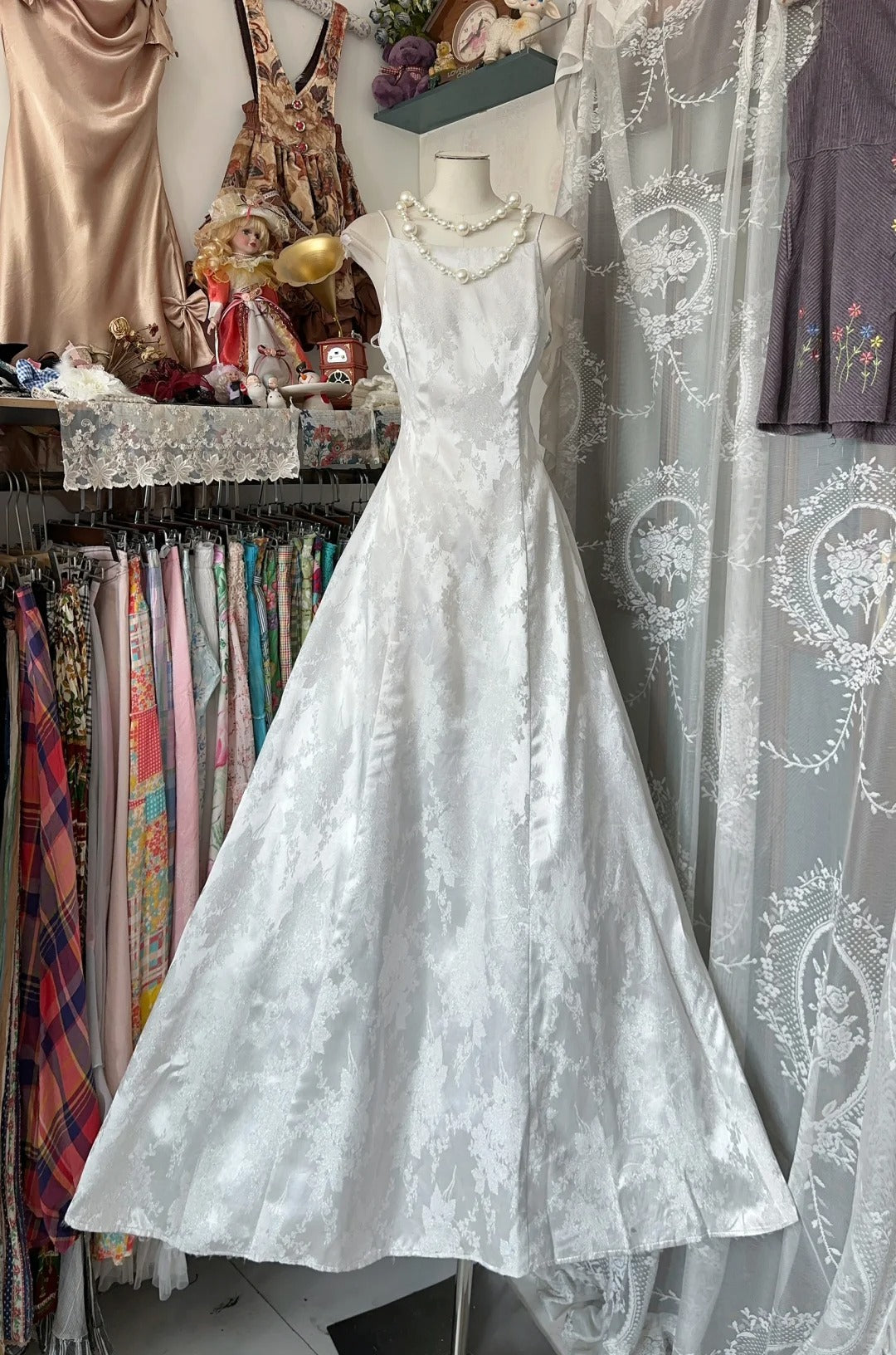Elegantes, langes Abendkleid aus weißer Spitze in A-Linie mit Spaghettiträgern – perfekt für festliche Anlässe wie Geburtstage, Partys und Abschlussbälle (Modell N1716).