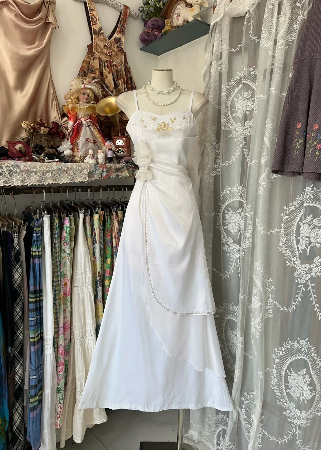 Elegantes, weißes Chiffon-Abendkleid in A-Linie mit Spaghettiträgern – perfekt für festliche Anlässe wie Geburtstage, Partys und Abschlussbälle (Modell N1705)