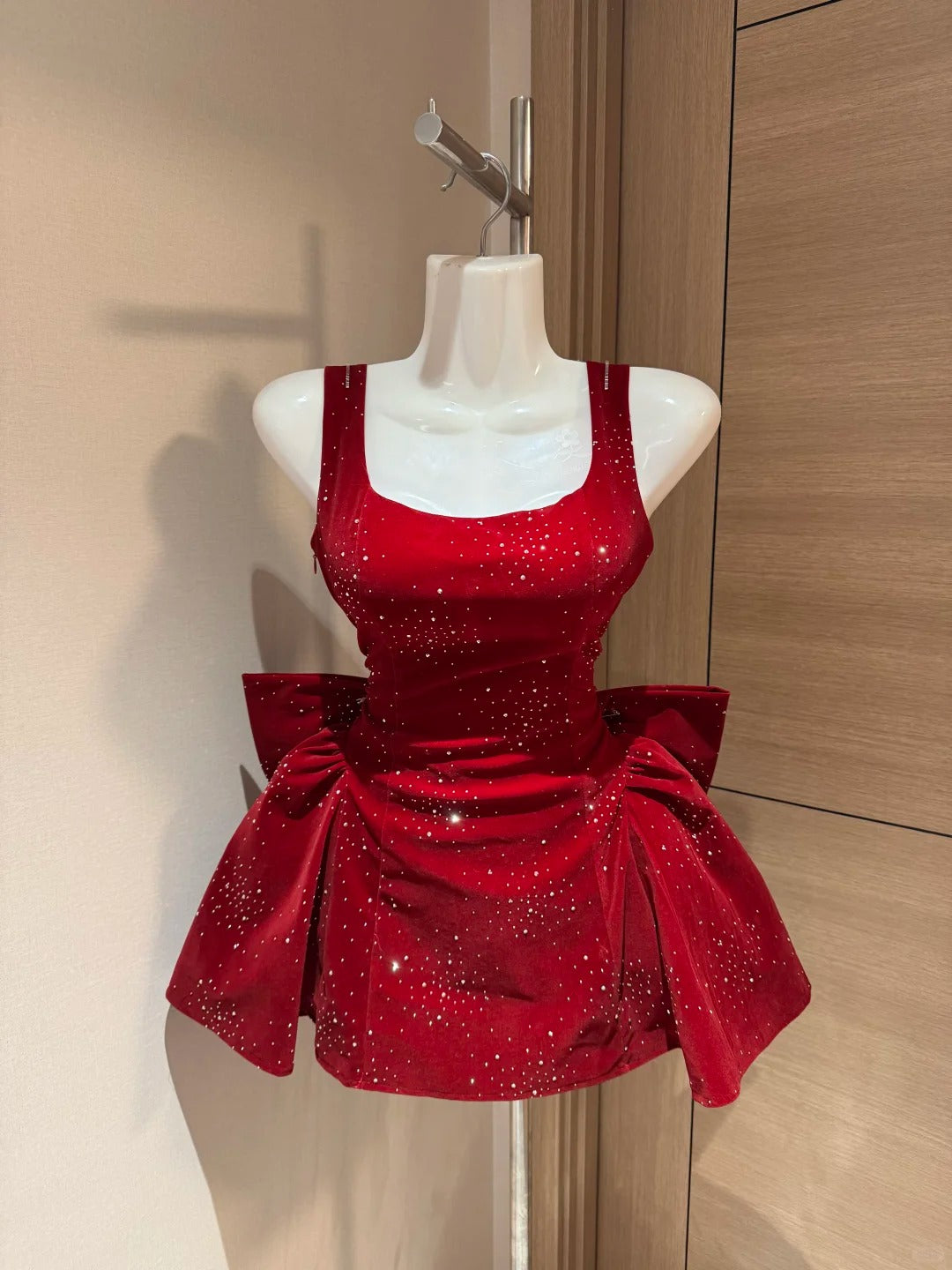 Süße Etui-Kleid Quadratischer Ausschnitt Roter Samt Kurz Night In Rio Inspo Hoco Kleid Ideen Homecoming Kleider RB4036