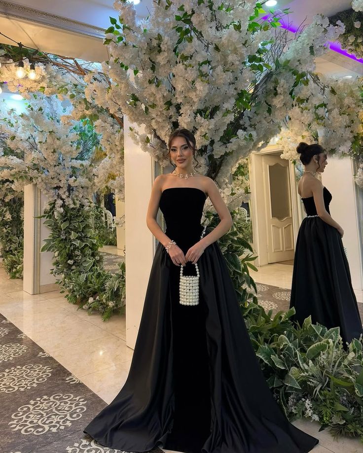 Elegantes, trägerloses, langes A-Linien-Kleid aus schwarzem Satin mit Perlen – perfekt für festliche Anlässe wie Abschlussball, Abendveranstaltung oder Dinnerpartys. Modell AB2005