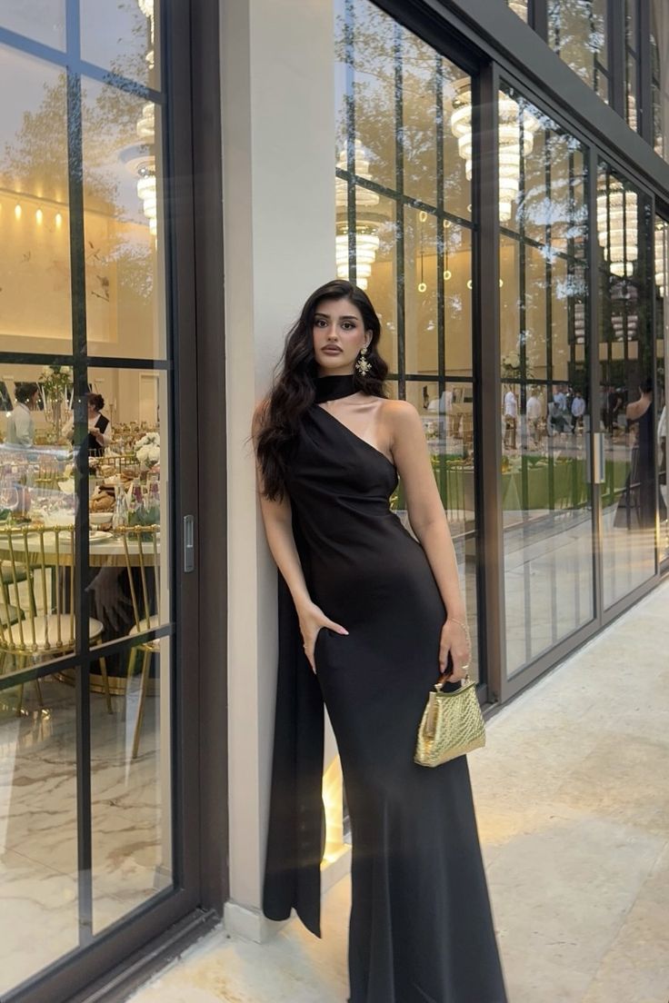 Robe de bal longue en satin noir, simple, asymétrique, avec foulard, idéale pour un 20e anniversaire (N127)