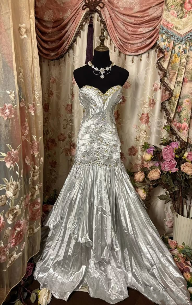 Schimmerndes silbernes Meerjungfrauenkleid, inspiriert von einem verzauberten Garten, für Abschlussball und festliche Anlässe (Modell N1859)