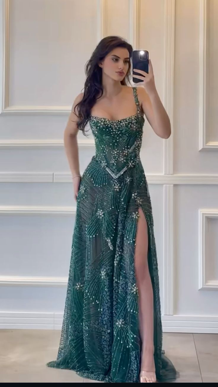 Elegantes, ärmelloses, bodenlanges, dunkelgrünes Ballkleid mit Perlenbesatz, eckigem Ausschnitt und Schlitz, AB1698
