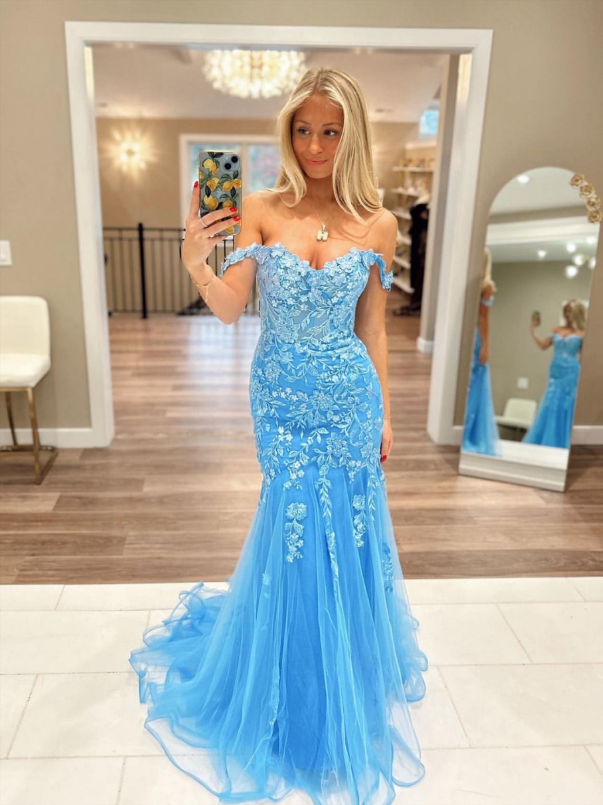 Schlichtes blaues schulterfreies Meerjungfrauen-Abendkleid aus Tüll mit Applikationen AB1703