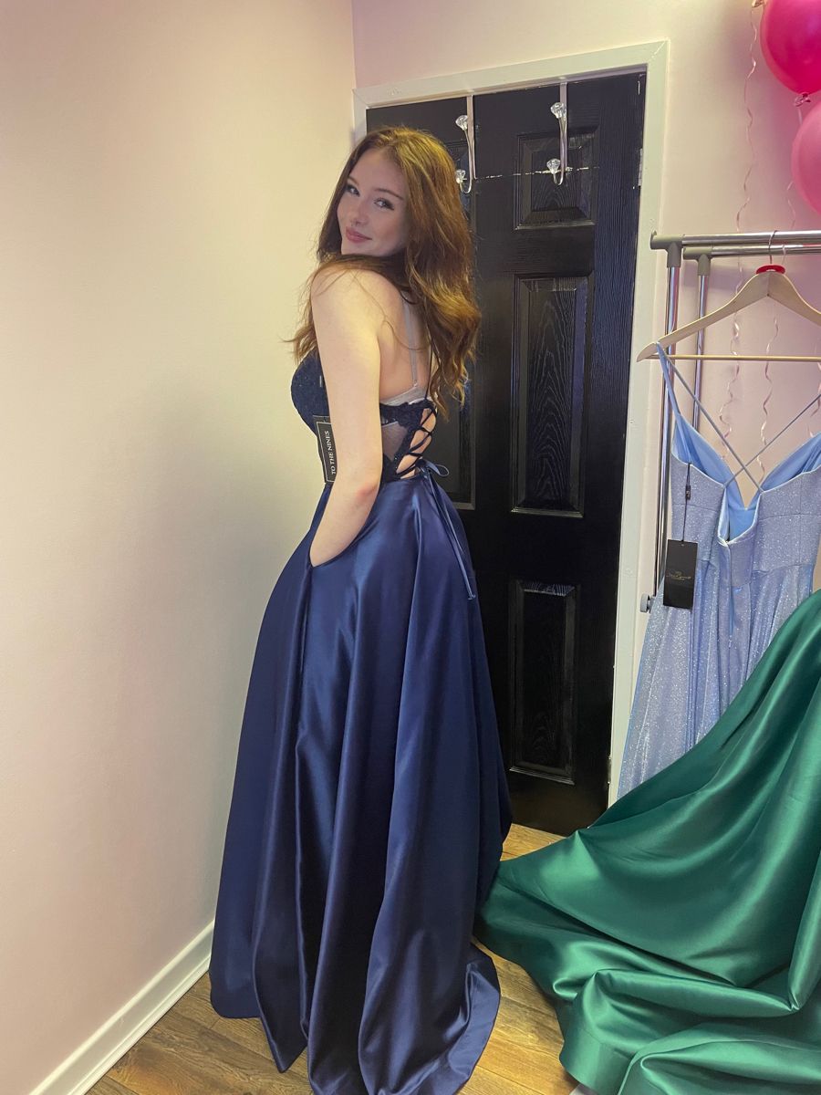 Elegantes, langes, formelles A-Linien-Abendkleid mit Spaghettiträgern, Spitze und floralen Applikationen AB1601