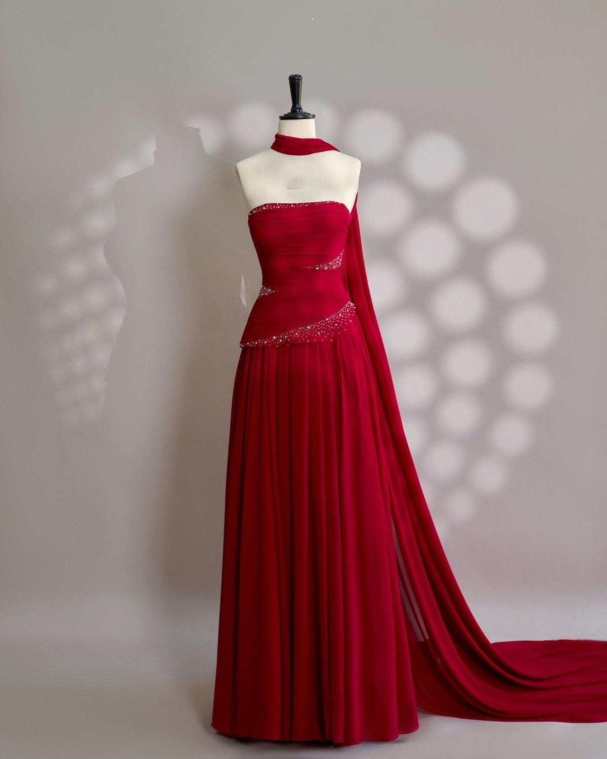 Robe de bal longue rouge en mousseline de soie, bustier, coupe trapèze, ornée de perles argentées - Inspiration robe de soirée formelle AB1183