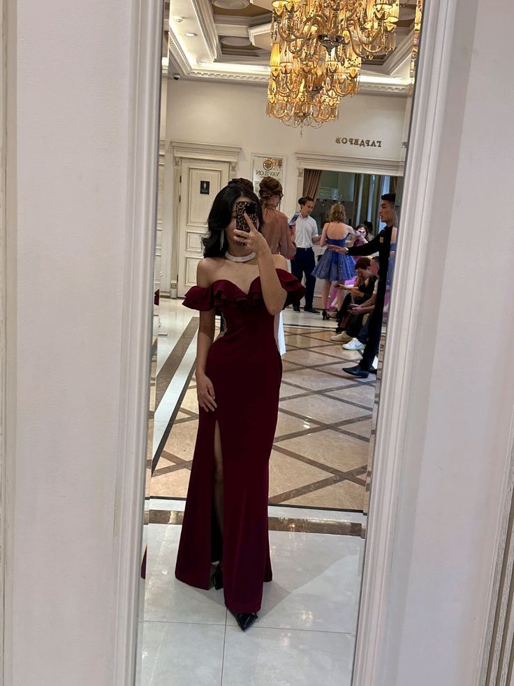 Sexy Ballkleider Inspiration Meerjungfrau schulterfrei Dunkelburgunder mit Schlitz Halbformelles Partykleid für Teenager Gymnasien AB1942
