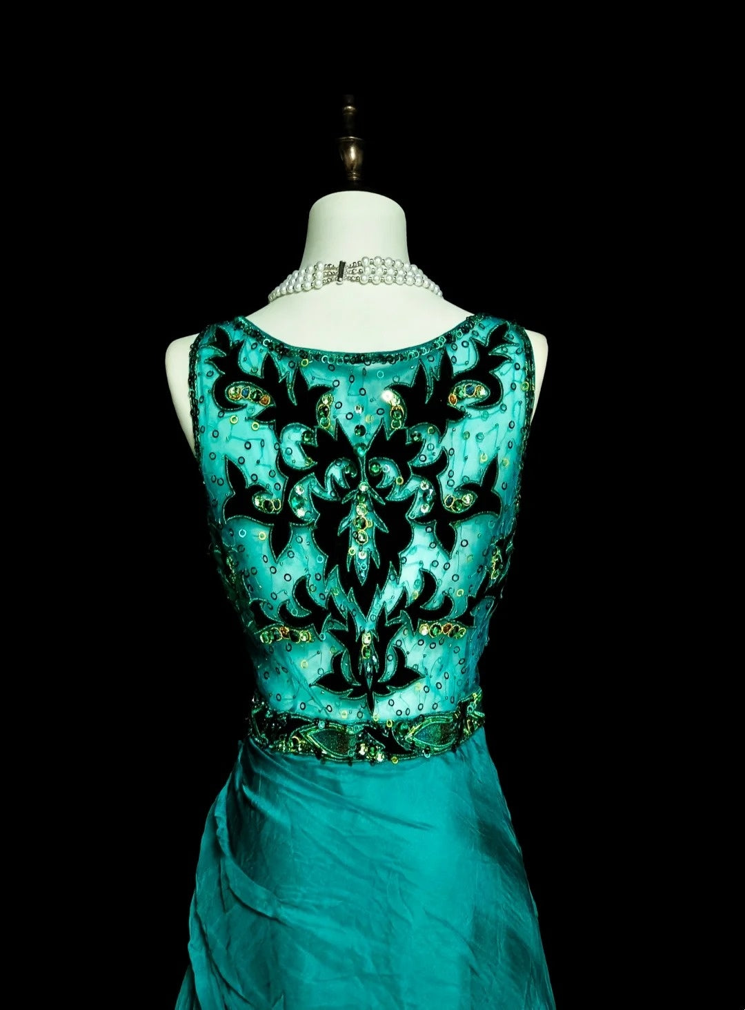 Robe de bal longue verte, coupe trapèze, col en V et corsage orné de perles, idéale pour les jeunes filles (N1296).