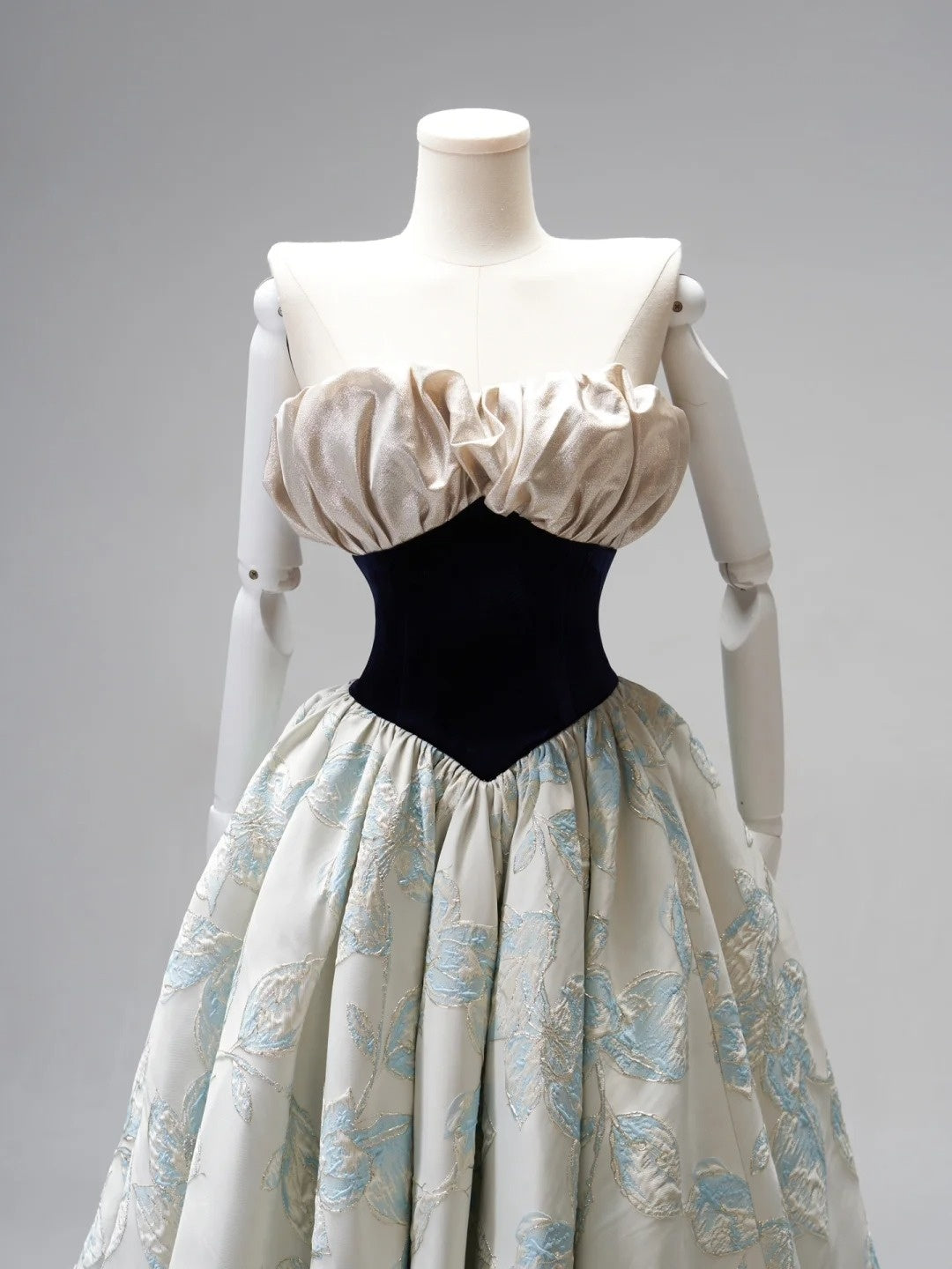 Elegantes, trägerloses, blumengemustertes, langes Abendkleid aus blauem Satin, bodenlang, für formelle Anlässe, Modell N273