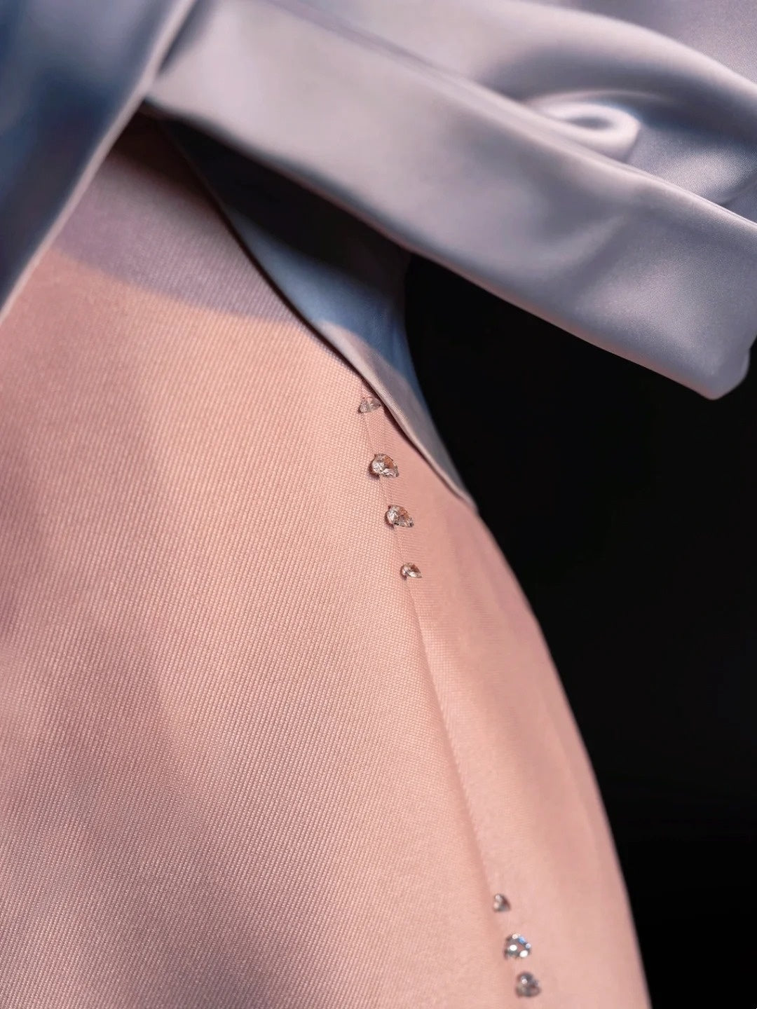 Elegantes, einseitig schulterfreies, rosafarbenes Satinkleid mit Schleife in A-Linie – langes Ballkleid/Abschlusskleid N1219