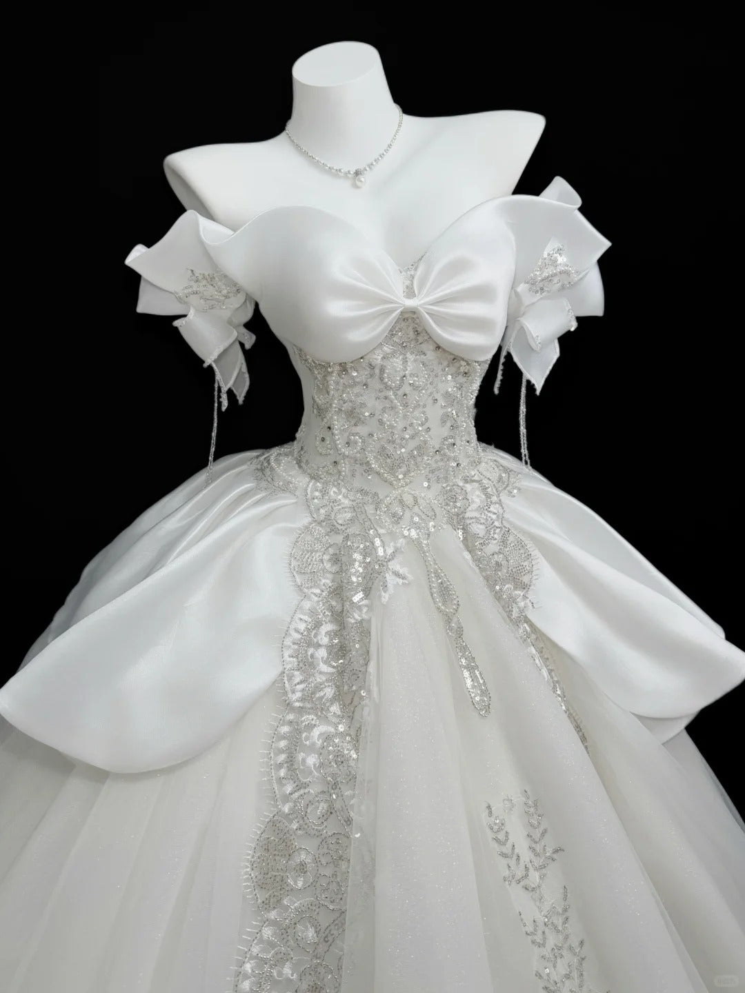 Vintage-Ballkleid schulterfrei aus weißem Tüll mit Perlenstickerei Hochzeits-Brautkleid mit Rüschen Lange Hochzeitskleider RB4346
