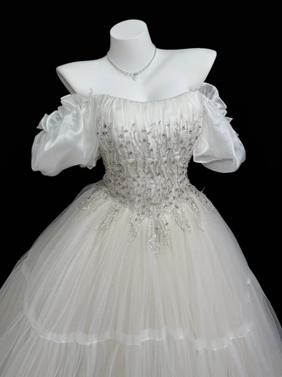 Elegantes Ballkleid schulterfrei weißer Tüll mit Perlenstickerei Hochzeitskleid lange Hochzeitskleider RB4454