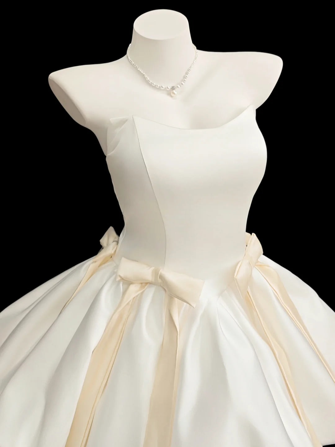 Robe de bal romantique bustier en satin ivoire, courte pour le lycée, pour bal de promo ou rentrée scolaire N4548