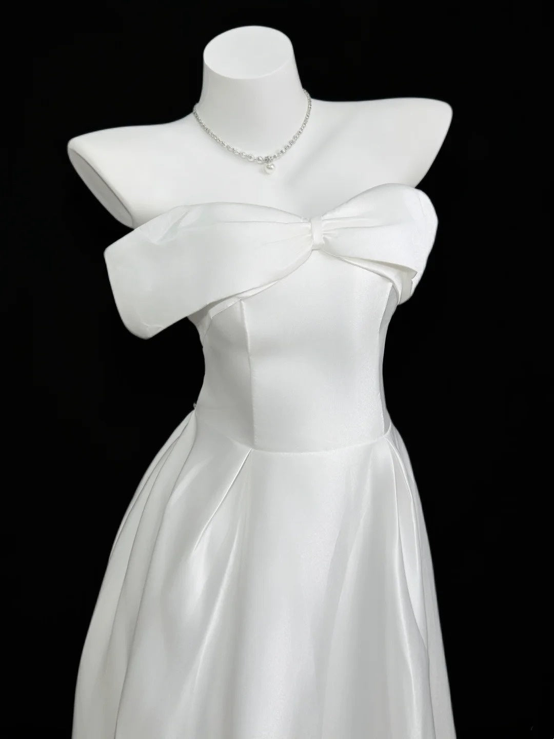 Adorables robes de soirée d'été en satin blanc coupe trapèze à épaules dénudées pour invitées de mariage RB4357