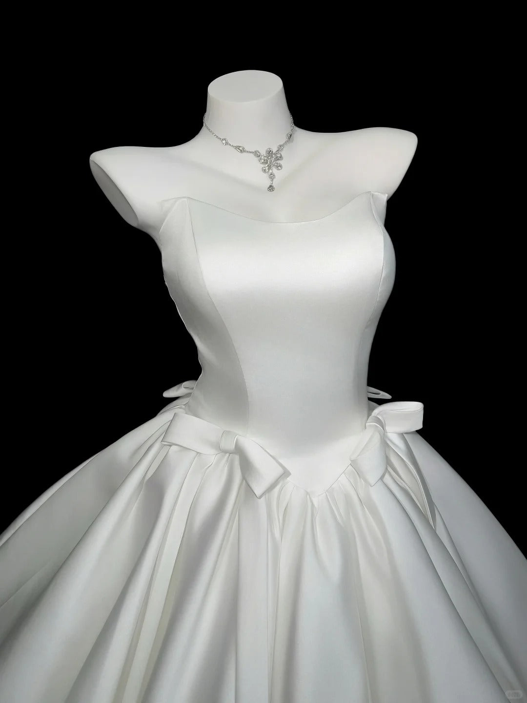 Robe de bal romantique bustier en satin blanc pour diplômée, courte pour la remise des diplômes ou le bal de promo N4527