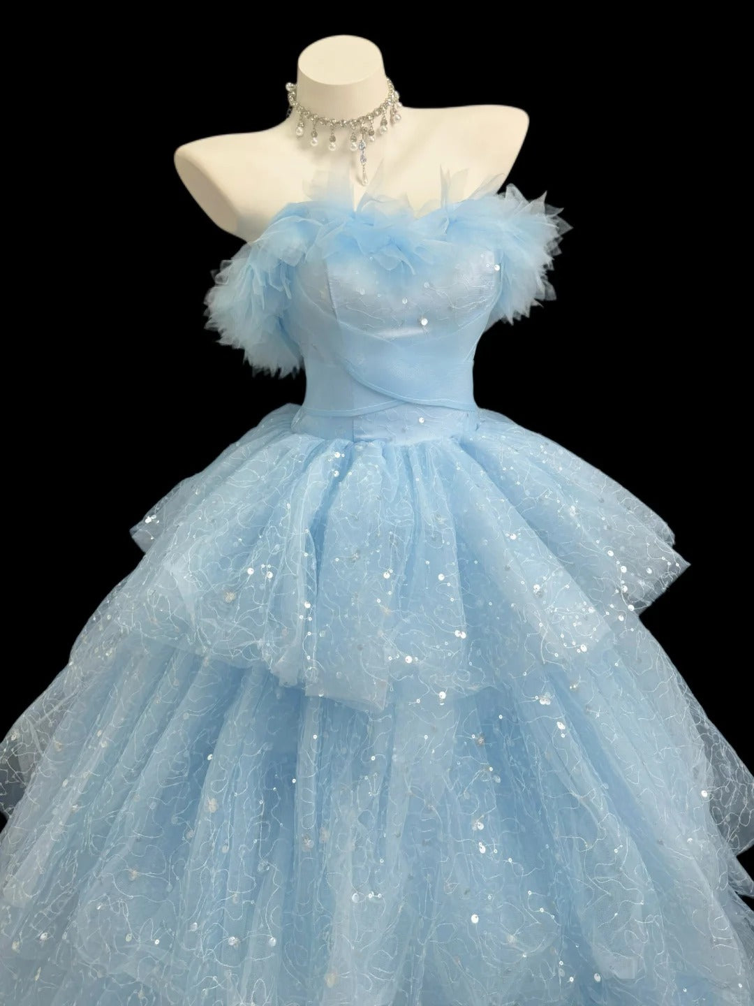 Elegantes Ballkleid schulterfrei hellblau Tüll bodenlang Abschlussballkleider Inspo formelle Outfits RB4453