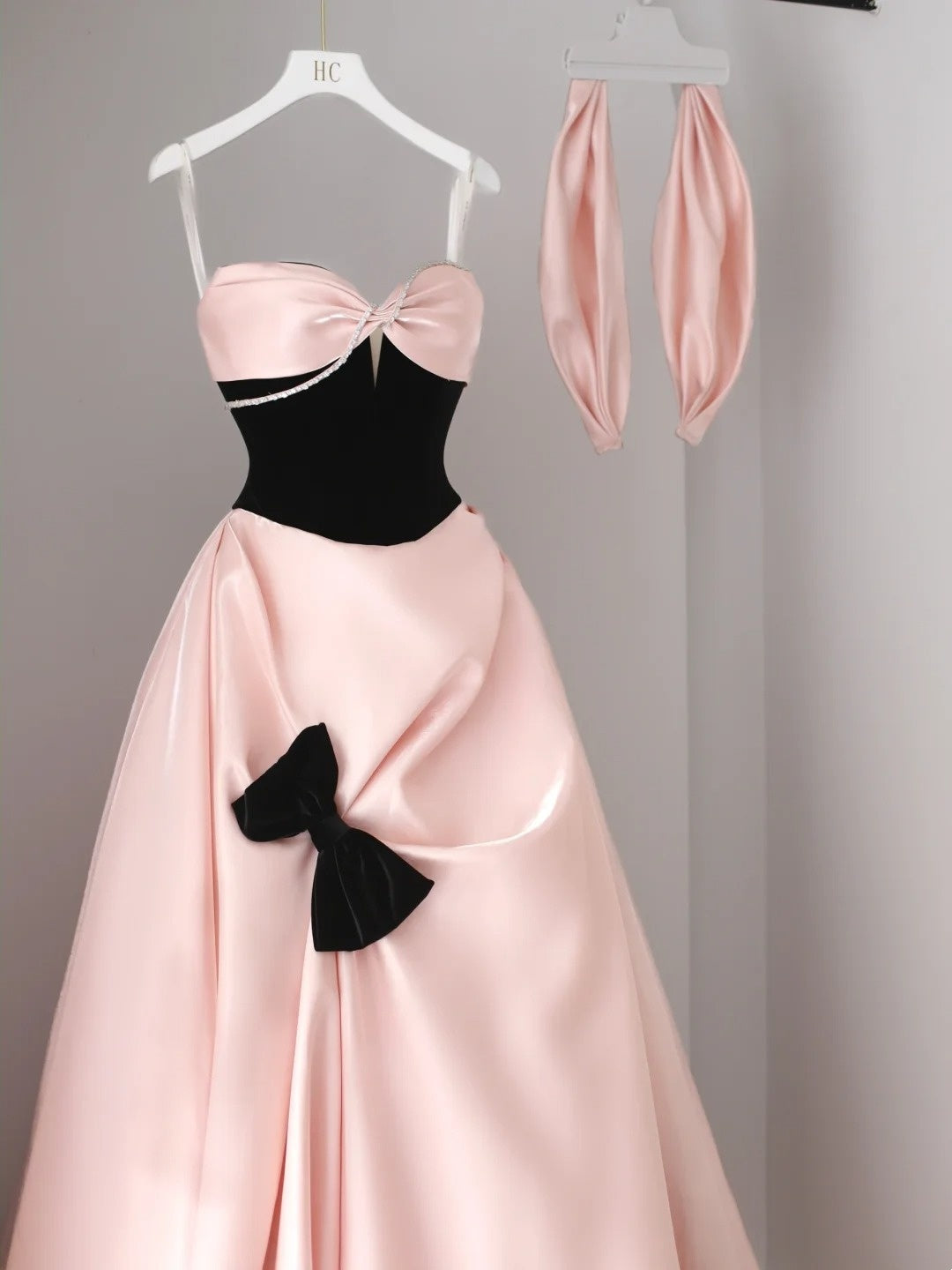 Elegante Ballkleider Trägerlos Blush Pink Satin mit plissiertem Schleifen-Knoten Langes Abendkleid N2923