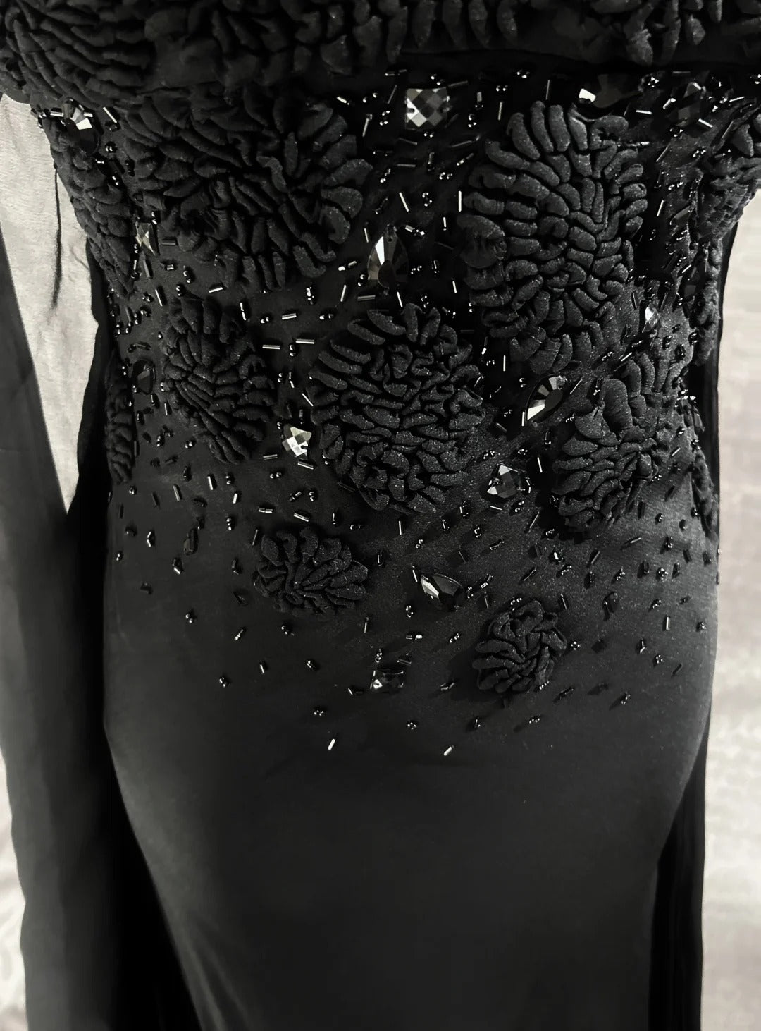 Robes de bal élégantes Robe sirène sans bretelles en mousseline de soie à cravate noire avec cape Longues tenues de soirée formelles N3703