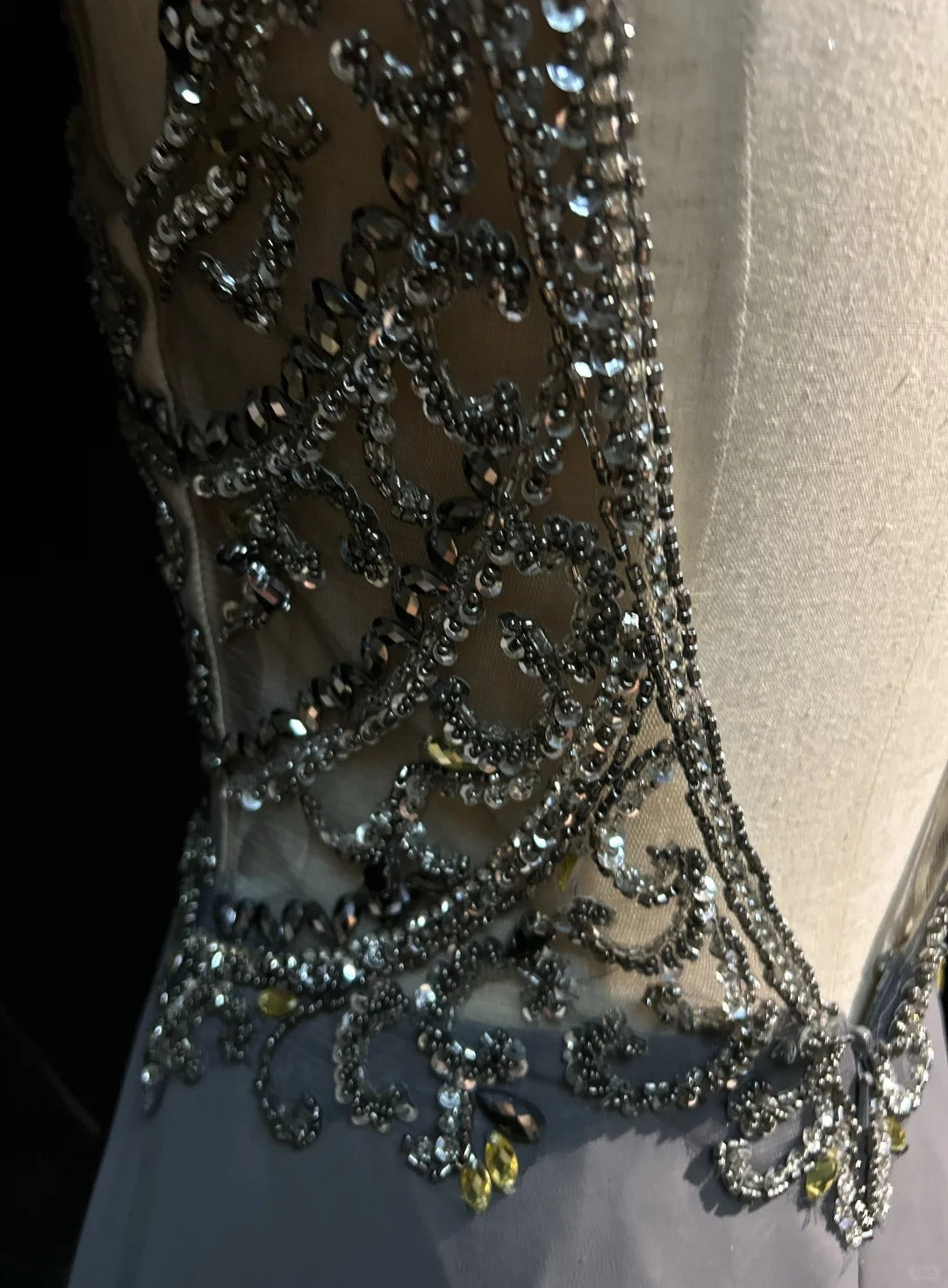 Vintage Prom Dresses 80er Jahre A-Linie Rundhals Grau Ärmellos Chiffon Mit Perlenbesatz Halbförmliche Abendgarderobe N3615