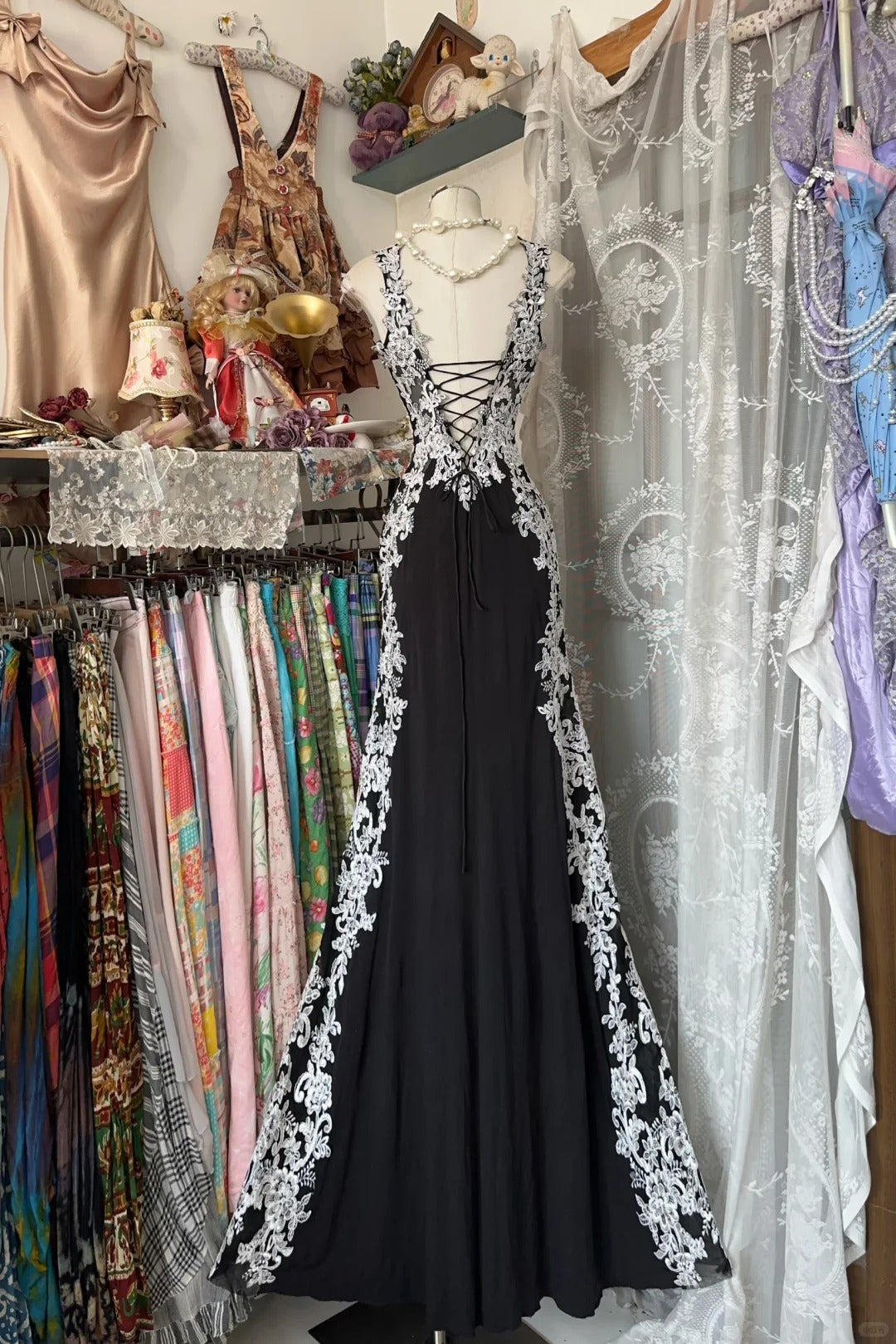 Elegantes Meerjungfrauen-Abendkleid in Schwarz mit weißen Applikationen, formelles Geburtstagskleid, langes Ballkleid N1709