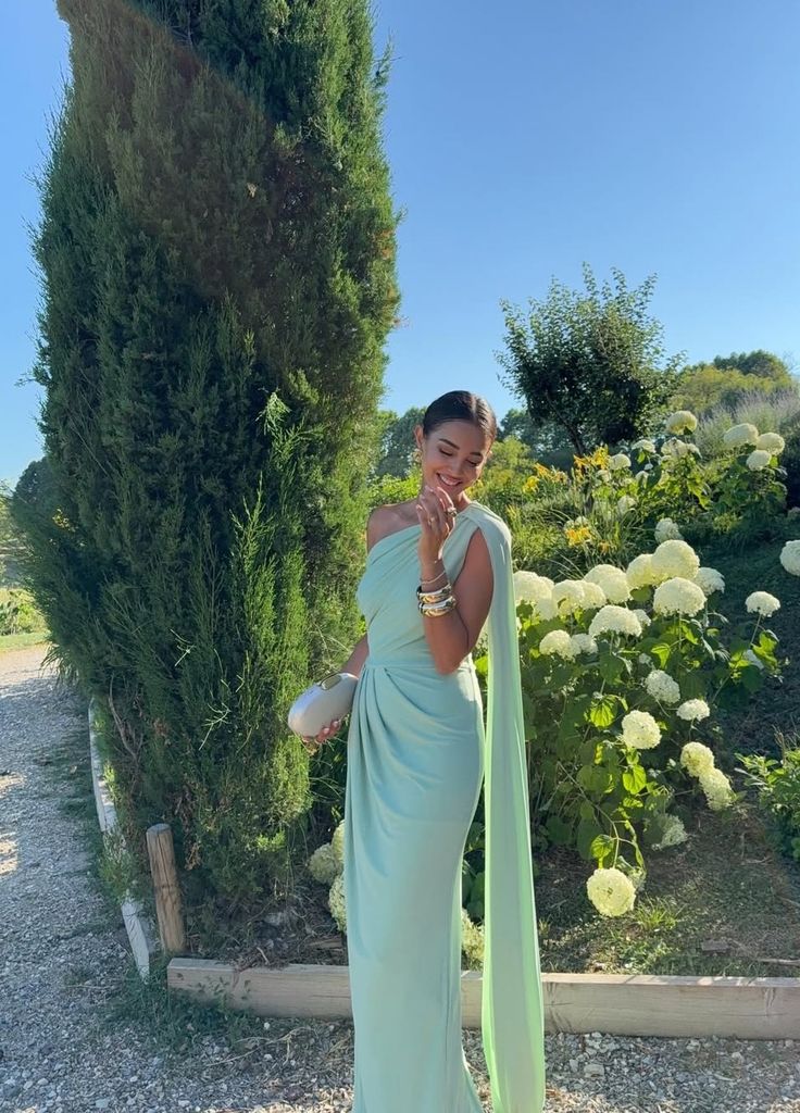 Robe de bal longue asymétrique en mousseline vert menthe, style sirène, avec foulard intégré. Idéale pour un 18e anniversaire ou toute autre occasion. Référence N214.