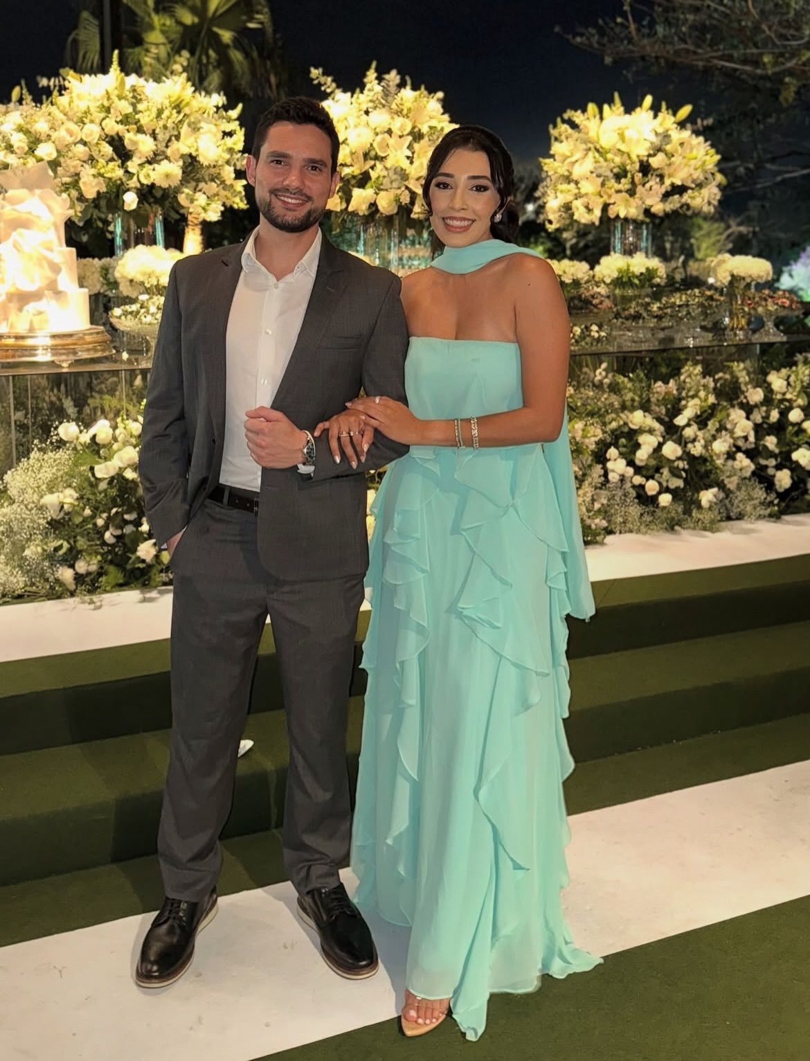 Elegantes, trägerloses, gestuftes, langes, formelles Abendkleid aus blauem Chiffon in A-Linie mit Schal, ideal für Dinnerpartys und festliche Anlässe. AB2021