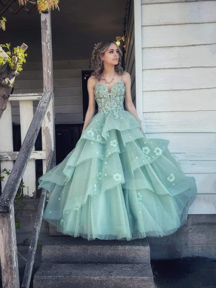Robe de bal élégante vert sauge à volants et décolleté en cœur, corset long, AB483
