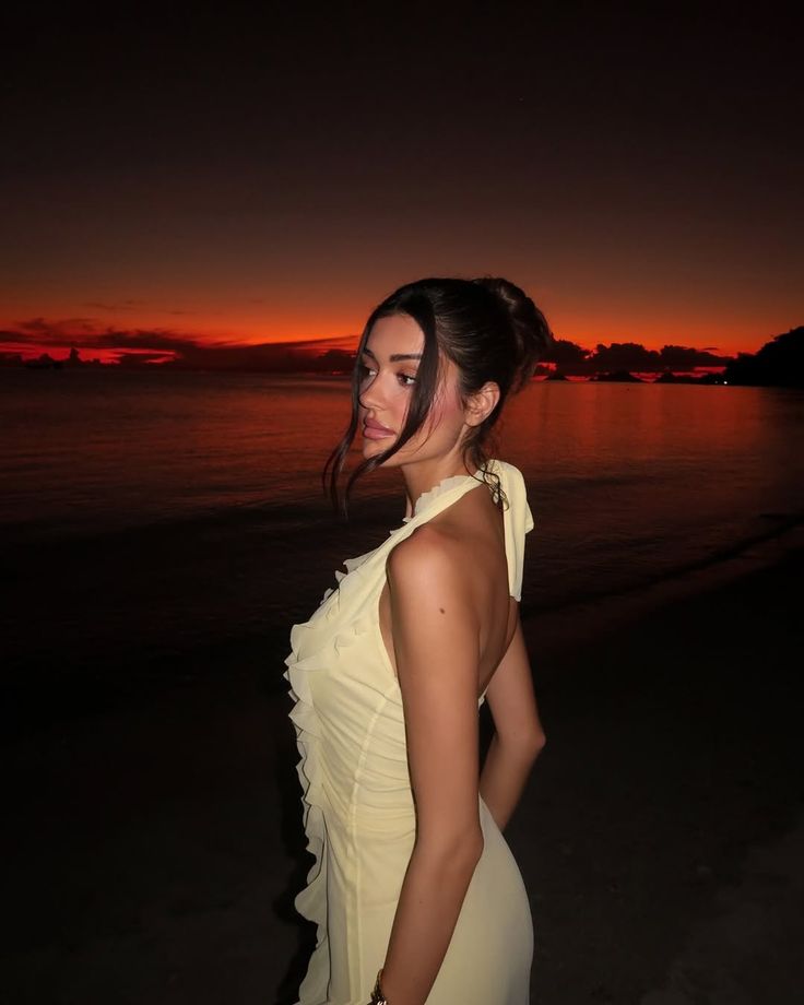 Langes, ärmelloses Abendkleid mit Rüschen, Neckholder, tiefem Ausschnitt und freiem Rücken – auch als Urlaubs- oder Hochzeitsgastkleid geeignet (Modell N251).