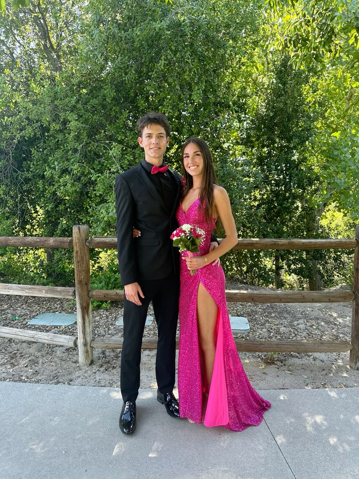 Robe de bal longue sirène à fines bretelles et sequins rose fuchsia fendue, inspiration robe de soirée AB784